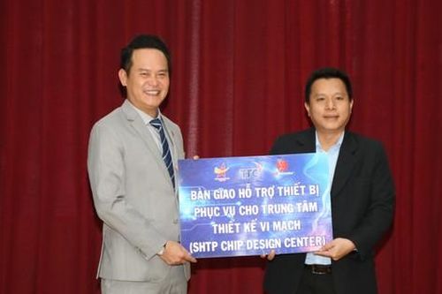 Hội Doanh nhân trẻ Việt Nam trao các thiết bị công nghệ thông tin cho Khu Công nghệ cao TP. HCM