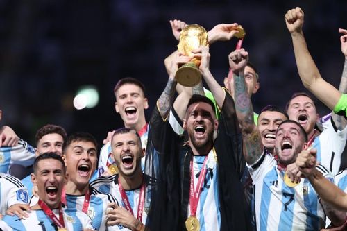 Hình ảnh tuyệt đẹp khi Messi nâng cao cúp vàng
