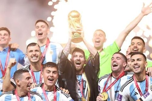 Tại sao Messi mặc áo choàng đen nâng Cúp, và nó có ý nghĩa gì?