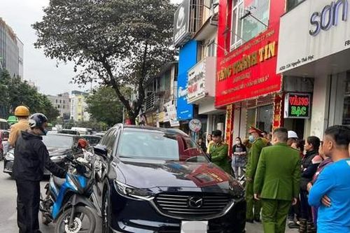 Công an thông tin vụ tài xế ô tô dùng vật giống súng đe dọa lái xe của ngân hàng