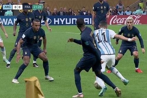 Quả phạt đền của Argentina gây tranh cãi, nhưng không che mờ được Messi