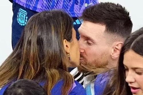 Khoảnh khắc Messi hôn vợ ăn mừng Argentina vô địch khiến người hâm mộ tan chảy