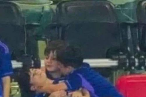 Ảnh con trai Messi 'ngất xỉu' trên sân gây sốt
