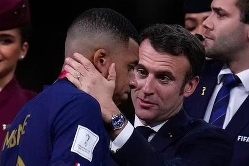 Khoảnh khắc Tổng thống Pháp hôn vợ, ôm Mbappe sau trận thua
