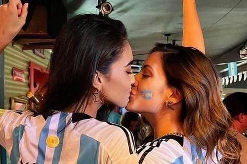 Hoa hậu Hòa bình hôn bạn gái đồng giới mừng Argentina vô địch