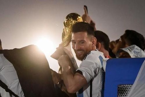 Nhà vô địch Argentina diễu hành ngay trên đường phố Qatar
