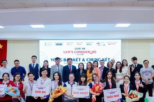 Sinh viên UEF đạt Quán quân Law's Conquerors 2022 với vốn kiến thức và tiếng Anh ấn tượng