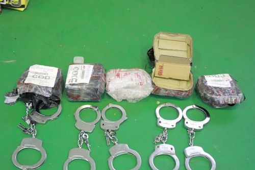 Phát hiện súng, còng số 8, gậy ba khúc trên xe chuyển phát nhanh