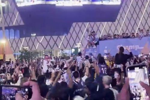 Đội tuyển Argentina diễu hành vô địch ngay trên đất Qatar
