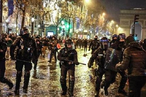 Cảnh sát và người hâm mộ đụng độ dữ dội ở Paris sau khi Pháp thua Argentina ở chung kết World Cup
