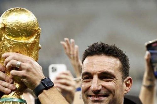 Thầy trò HLV Lionel Scaloni phấn khích với chức vô địch World Cup 2022