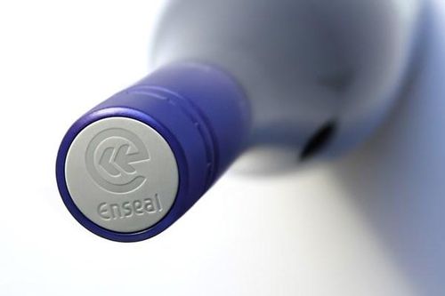 Australia thử nghiệm công nghệ nắp chai gắn chip chống rượu vang giả
