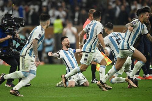 Khoảnh khắc Messi ăn mừng sung sướng cùng Cúp vàng thế giới