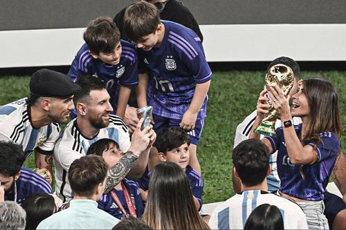 Messi gây sốt với cảnh cưng chiều vợ trong thời điểm vinh quang nhất cuộc đời