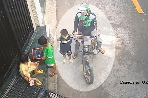 Đang chơi ở bậc thềm, bé trai 4 tuổi bị kẻ lạ 'dòm ngó' đồ trên tay và bài học cảnh báo đến phụ huynh