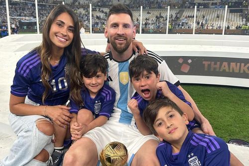 Con trai Messi thần tượng Ronaldo phản ứng gì khi cầm HCV World Cup của bố?