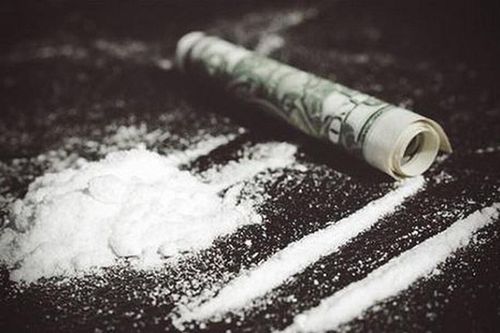 Từ quán bar về, chồng thấy chân tay vợ lạnh toát rồi tử vong
