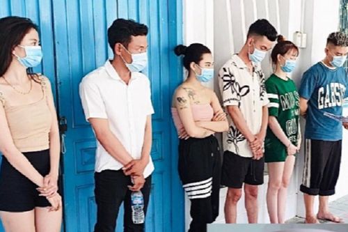 Ập vào kiểm tra phòng nghỉ của nhân viên cây xăng, phát hiện 6 nam nữ thanh niên đang làm điều xấu hổ