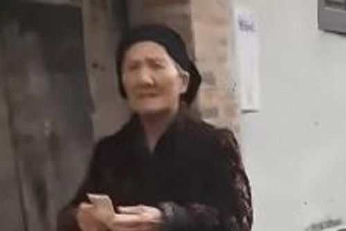 Bà nội vừa lĩnh lương hưu, đi khắp xóm tìm cháu để cho tiền