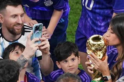 Vô địch World Cup 2022, Messi vẫn phải phục vụ vợ sống ảo