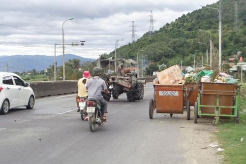 Để thùng thu gom rác chiếm lòng đường