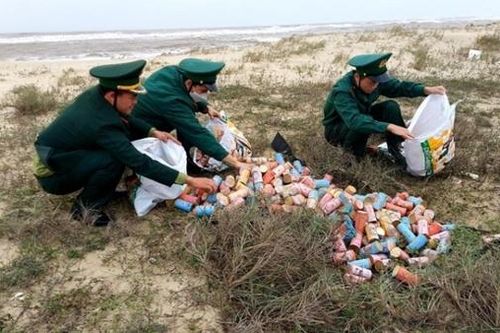 Hơn 800 hộp thuốc lá 'lạ' trôi dạt vào bờ biển
