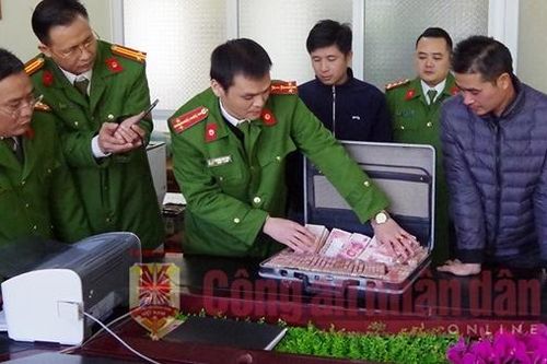 Vận chuyển trái phép lượng ngoại tệ giá trị 2 tỷ đồng