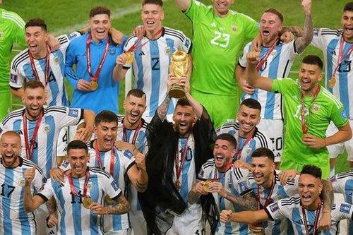 Cuối cùng, Messi cũng đã giơ cao Cúp Vô địch bóng đá thế giới