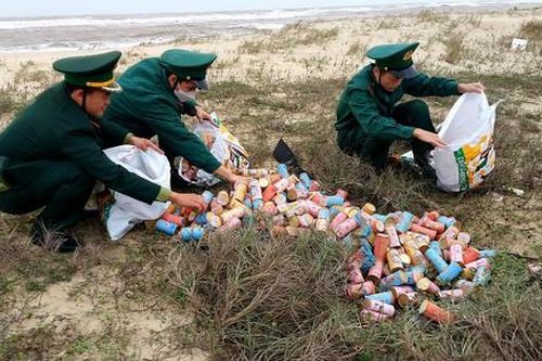 Hàng trăm hộp thuốc lá nhãn hiệu nước ngoài trôi dạt vào bờ biển Quảng Bình