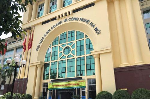 Đình chỉ 2 cán bộ trường đại học Kinh doanh và công nghệ Hà Nội vì in pa nô có hình cờ nước ngoài