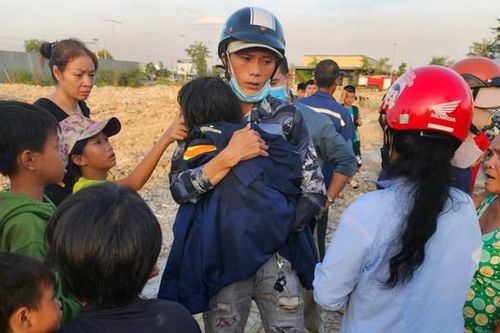 Đồng Nai: Cứu hộ thành công bé gái 5 tuổi rơi xuống hố cọc ép bê tông