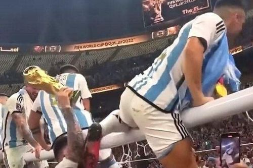 Lautaro Martinez vung chân vào mặt Messi khi ăn mừng