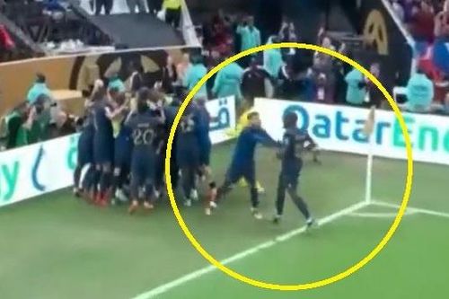 Lý do Theo Hernandez không cho Upamecano ăn mừng bàn thắng của Mbappe