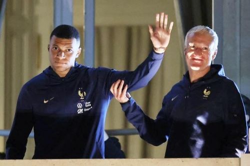 Mbappe buồn bã trong lễ mừng công tại Paris