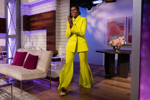 Bà Michelle Obama ra tuyên ngôn thời trang trong chuyến quảng bá sách