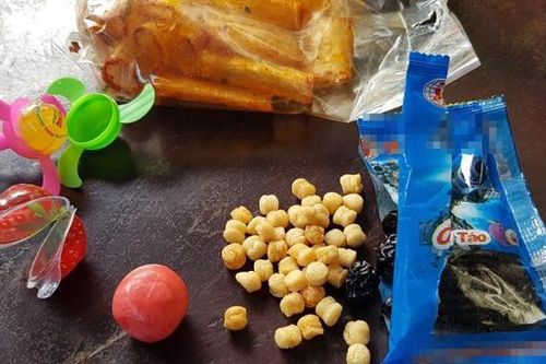 Quảng Trị: Đồ chơi, thực phẩm nguy hại bủa vây cổng trường