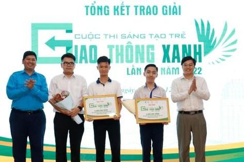 Thiết kế áo choàng gắn đèn xi nhan tự động hỗ trợ cho người đi xe đạp