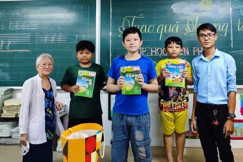 Lớp học chữ miễn phí giữa Sài thành của 'bà giáo'