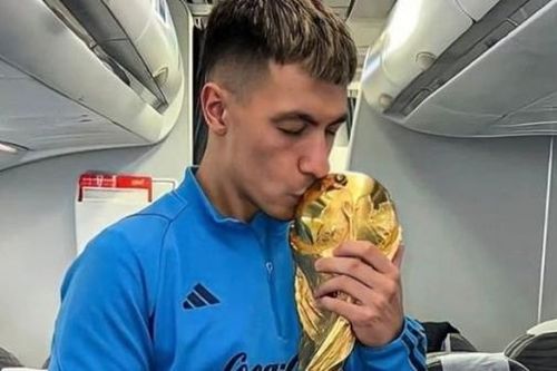 World Cup 2022: Messi và đồng đội tuyển Argentina đăng ảnh chụp cùng cúp vàng trên chuyến bay về quê nhà