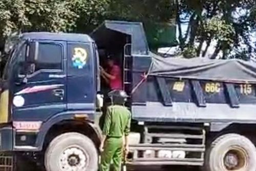 Một thanh niên nghi ngáo đá, trộm xe ben 'chạy trốn'