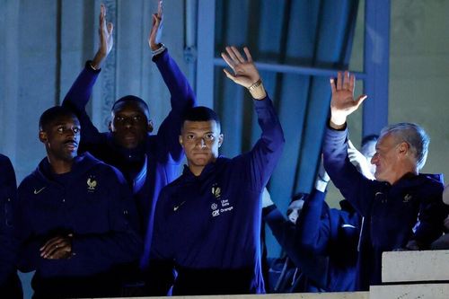 Mbappe được CĐV Pháp chào đón như người hùng