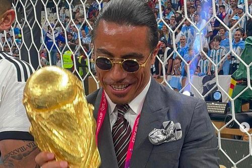 'Thánh rắc muối' Salt Bae bị chỉ trich vì 'ăn hôi' cúp vàng với Messi