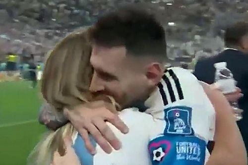 Cô gái ôm Messi trước cả vợ con của anh là ai?