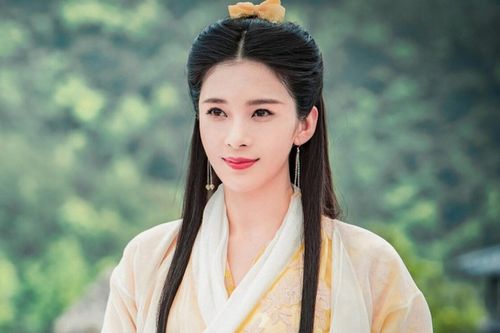Một diễn viên cực hot tự ví mình là Địch Lệ Nhiệt Ba - Dương Mịch, hóa ra Triệu Lộ Tư chưa phải 'cọ hậu'