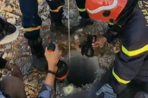 Giải cứu bé gái 5 tuổi rơi xuống hố cọc ép bê tông sân gần 15m ở tỉnh Đồng Nai