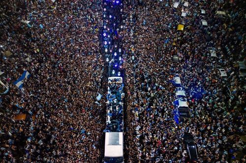 Biển người Argentina chờ xuyên đêm chào đón Messi và đồng đội