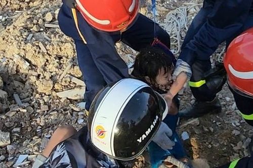 Gia đình cháu bé rơi xuống hố cọc bê tông sâu 15m viết thư cảm ơn Công an