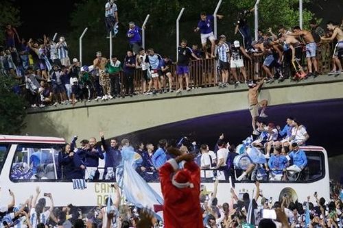 Biển người Argentina chào mừng những nhà vô địch World Cup tại Buenos Aires