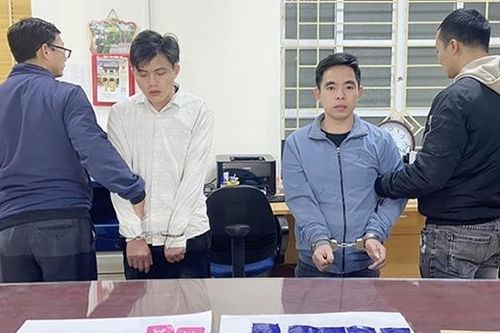 Hai đối tượng vận chuyển ma túy tông thẳng xe máy vào Công an