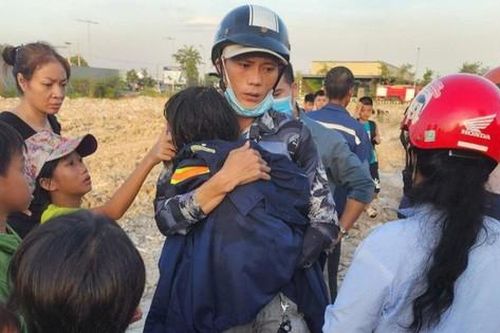 Bé gái rơi xuống hố cọc ép bê tông sâu 15m được cứu sống